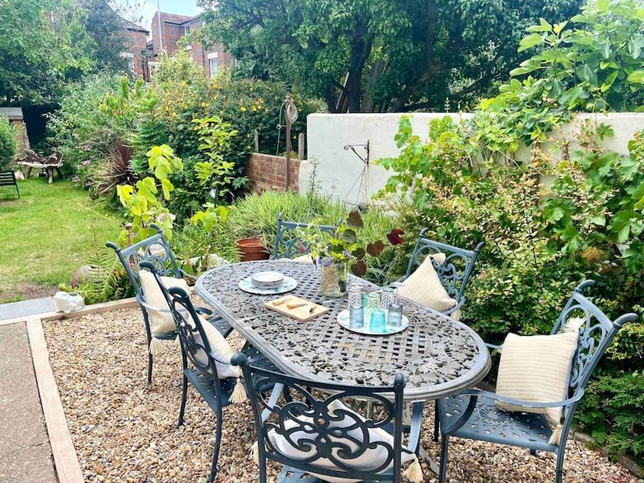 Spacious Semi-Detached Southsea House, Free Parking On Drive Портсмът Екстериор снимка