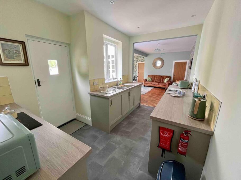 Spacious Semi-Detached Southsea House, Free Parking On Drive Портсмът Екстериор снимка