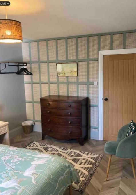 Spacious Semi-Detached Southsea House, Free Parking On Drive Портсмът Екстериор снимка