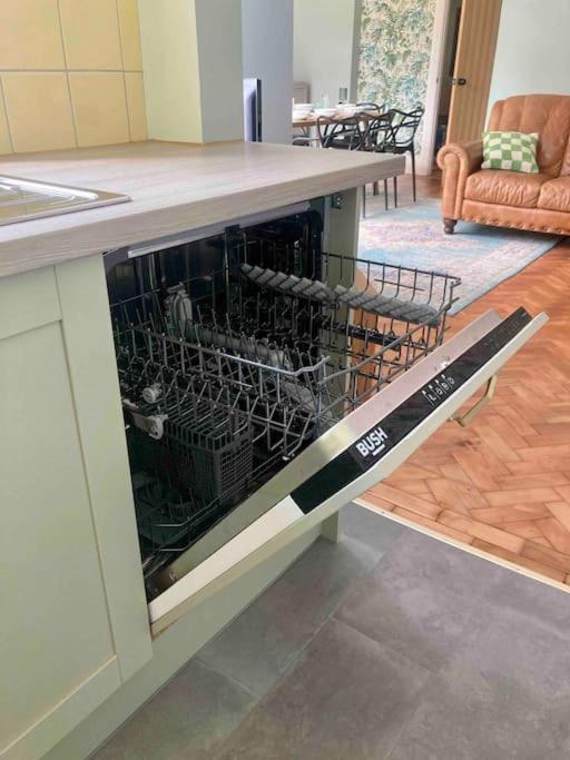 Spacious Semi-Detached Southsea House, Free Parking On Drive Портсмът Екстериор снимка